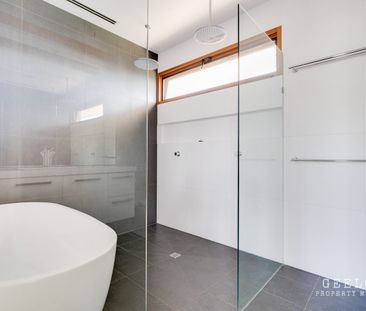 Modern Three Bedroom Home In Newcomb. - Photo 5
