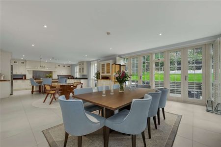 A beautifully presented 6 bedroom detached family home situated behind secure gates with off street parking for several cars. - Photo 3