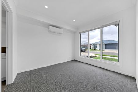 Brand-new Beauty in Grandview Estate - Photo 2