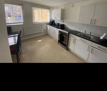 4 Bed Terraced House, Petergate, SW11 - Photo 2