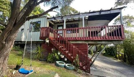 Three bedroom home in private location - Photo 2