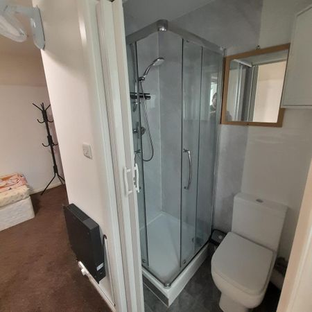 1 bedroom in a house share to rent - Photo 3