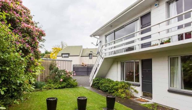 Stylish Spacious Three Bedroom Apartment! - Photo 1