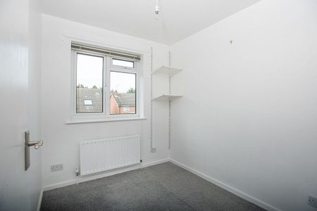 3 bedroom Semi-Detached House to rent - Photo 2