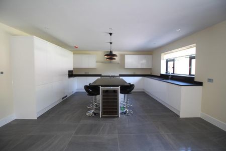 5 bedroom detached house to rent - Photo 4