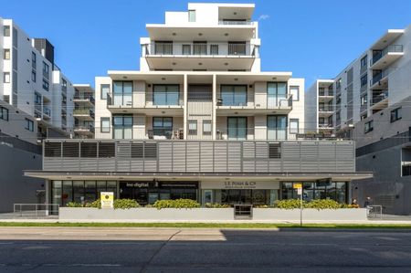 Two bed apartment with stunning city skyline views! - Photo 2