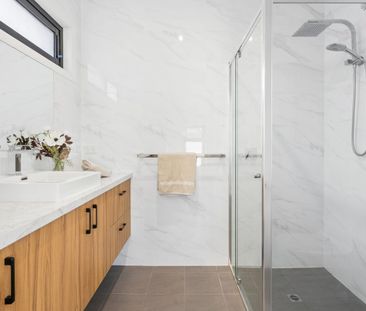 Beautifully presented and well located townhouse. - Photo 4