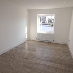 2 bedroom Apartment to let - Photo 2