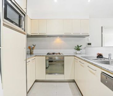 Mirvac Designer Apartment ** Available Now ** - Photo 4