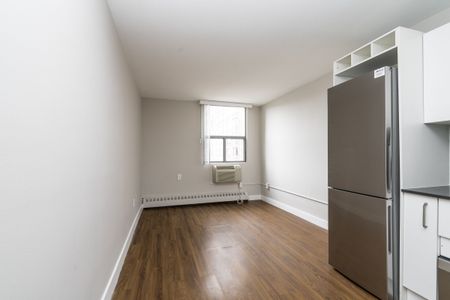 798 Richmond Street West - Photo 2