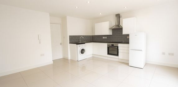 1 Bed Flat, Spire View, SO15 - Photo 2