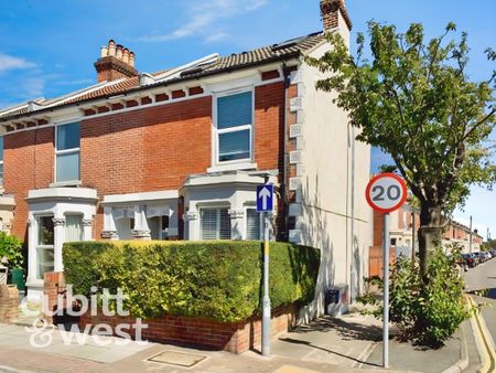 4 bedroom end of terrace house to rent - Photo 4