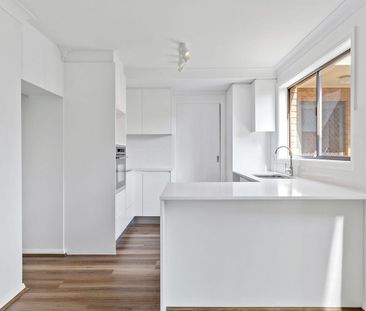 Renovated Villa with Light-Filled Living and Private Courtyard - Photo 6