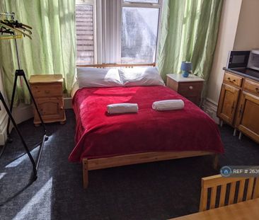 1 bedroom in a house share to rent - Photo 3