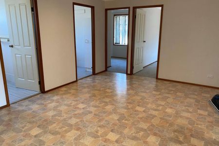 NEAT AND TIDY 4 BEDDER IN LAKESIDE! - Photo 5