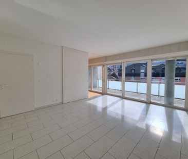 Charmant appartement de 2.5 pièces avec grand balcon au centre-ville - Photo 3