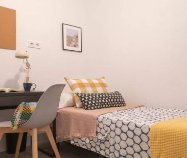 Room for rent in 9-bedroom apartment in Gran Vía - Photo 3