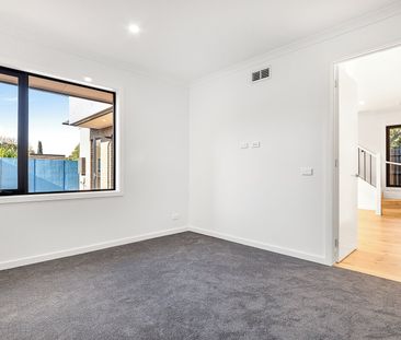 LIGHT,MODERN, LOW MAINTENANCE TOWNHOUSE - Photo 1