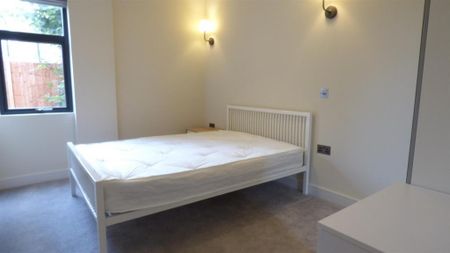 3 bedroom flat to rent - Photo 2