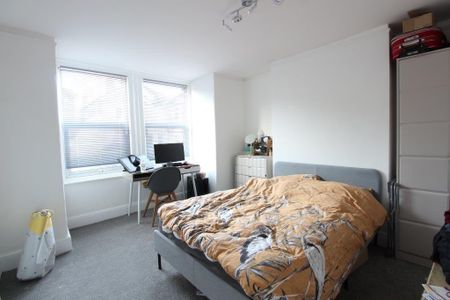 4 bedroom semi-detached house to rent - Photo 2