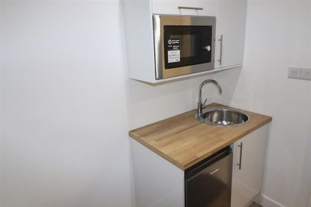 1 bedroom in a house share to rent - Photo 3