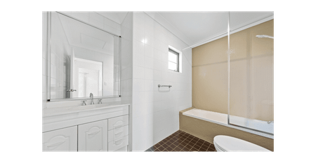 Spacious Townhouse - Photo 2