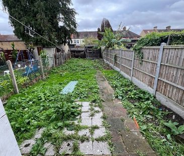 2 Bed Flat, Dersingham Avenue, E12 - Photo 4