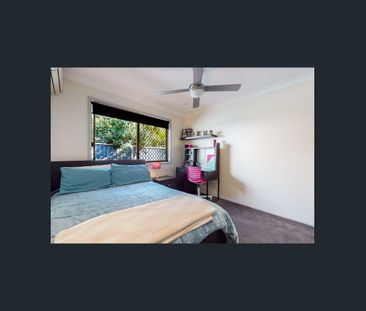 Spacious Family Living with Pool in a Cul-de-Sac - Photo 4