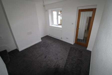 2 bedroom end of terrace house to rent - Photo 3