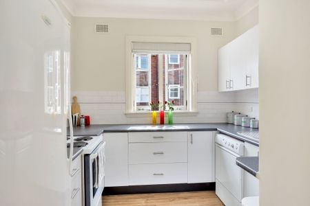 Beautifully Oversized One Bedroom Apartment in Perfect Location - Photo 2