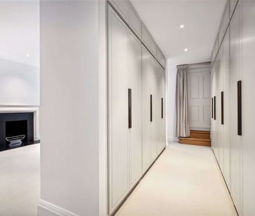 An impressive brand newly refurbished duplex apartment offering high ceilings with private entrance. - Photo 1