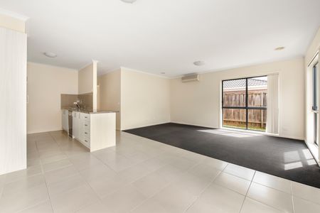 31 Kimberley Grove, Pakenham VIC 3810 - House For Rent | Domain - Photo 2