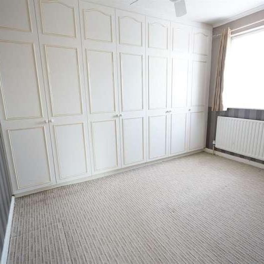 First Avenue, Grays, RM20 - Photo 1