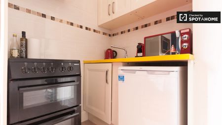 Practical studio flat to rent in Rathgar, Dublin - Photo 5
