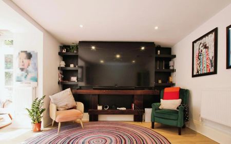 A magnificent two bedroom maisonette in a sought-after area. Offered furnished. - Photo 2