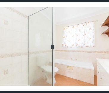 QUIRKY TOWNHOUSE LIVING - COMFORT, STYLE & CONVENIENCE! - Photo 5