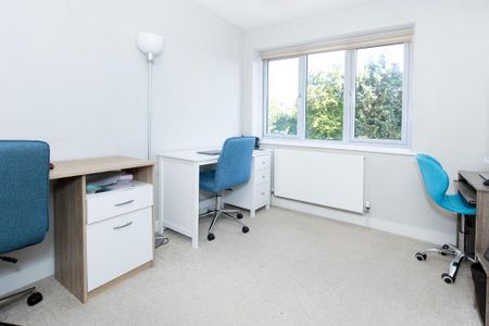 4 bedroom semi-detached house to rent - Photo 4