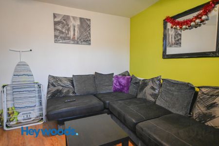 5 bed end of terrace house to rent in Comet Avenue, Newcastle-under-Lyme, Staffordshire - Photo 3