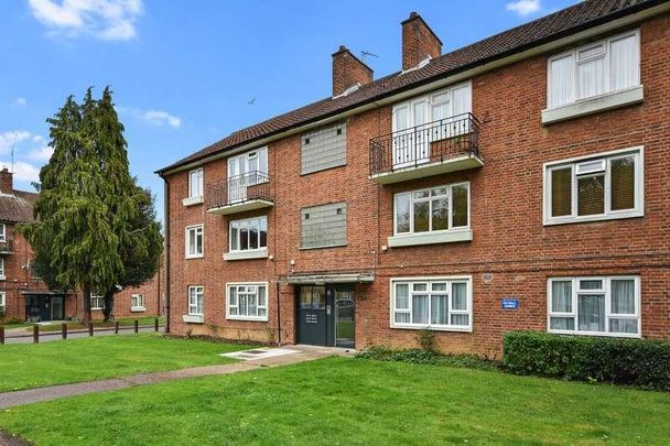 Antoneys Close, Pinner, HA5 - Photo 1