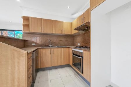 Exquisite, Freshly Refurbished Triple Story Townhouse In Superior Location - Photo 2