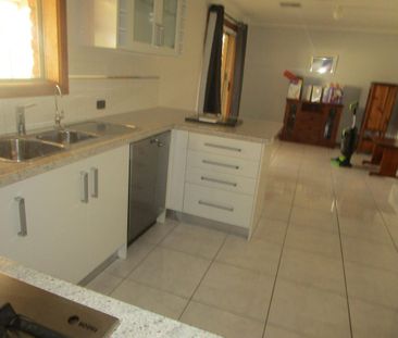 Lovely family home - Great security PLUS garage - Photo 6