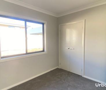 Large Five Bedroom Home in Huntlee! - Photo 5