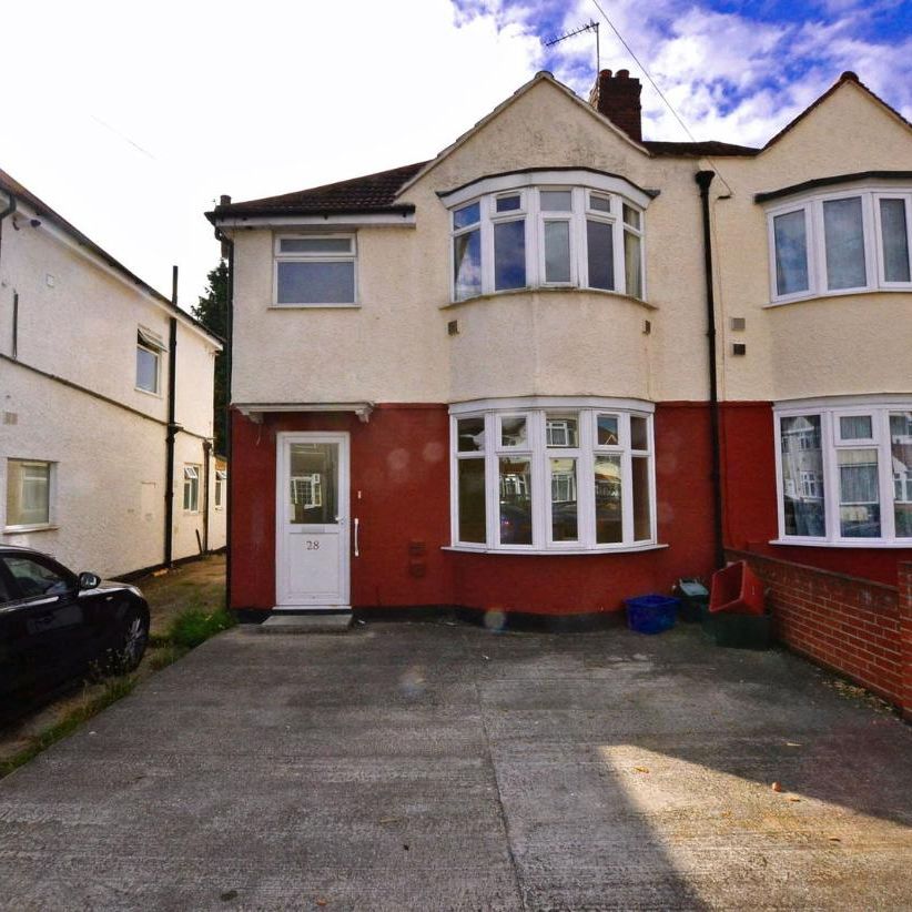 Connaught Avenue, Hounslow - Photo 1