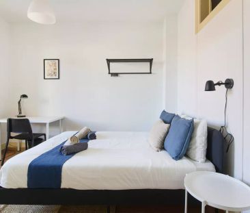 Room in a shared 6-bedroom apartment for rent in Lisbon. - Photo 3