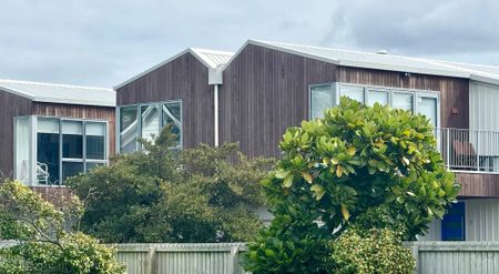 IMMACULATE FULLY FURNISHED SEASIDE TOWNHOUSE WITH OCEAN VIEWS! - Photo 5