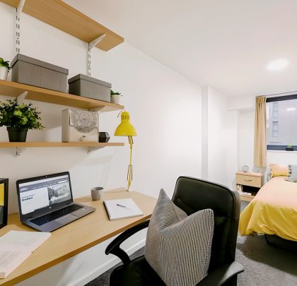 Cushy double ensuite bedroom in Netherthorpe - Photo 1