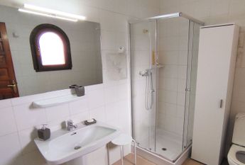 Spacious villa for rent for a long term with sea views and close to Lady Elizabeth school.