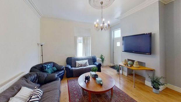 8 bedroom house to rent - Photo 1