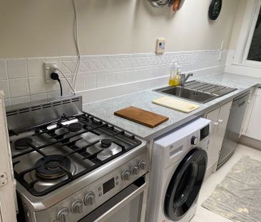 Fully furnished,Wifi,two bathrooms, walk to work. - Photo 6