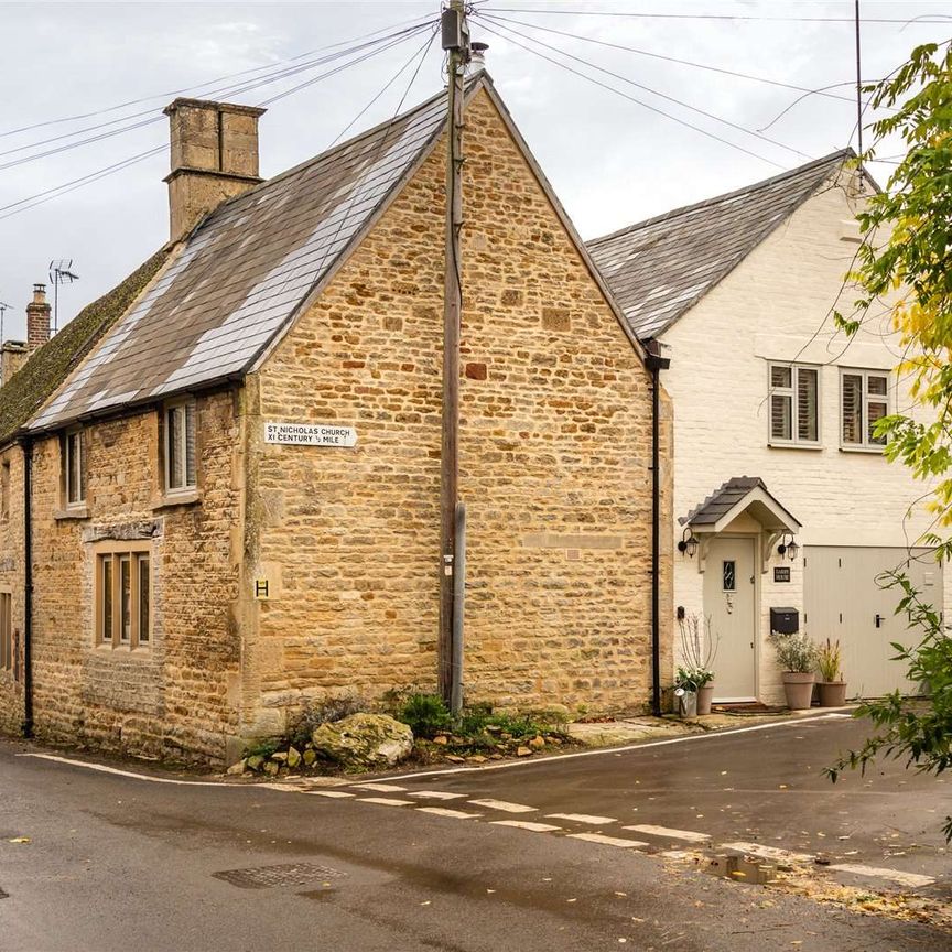 A stylish Cotswold house in a renowned village - Photo 1